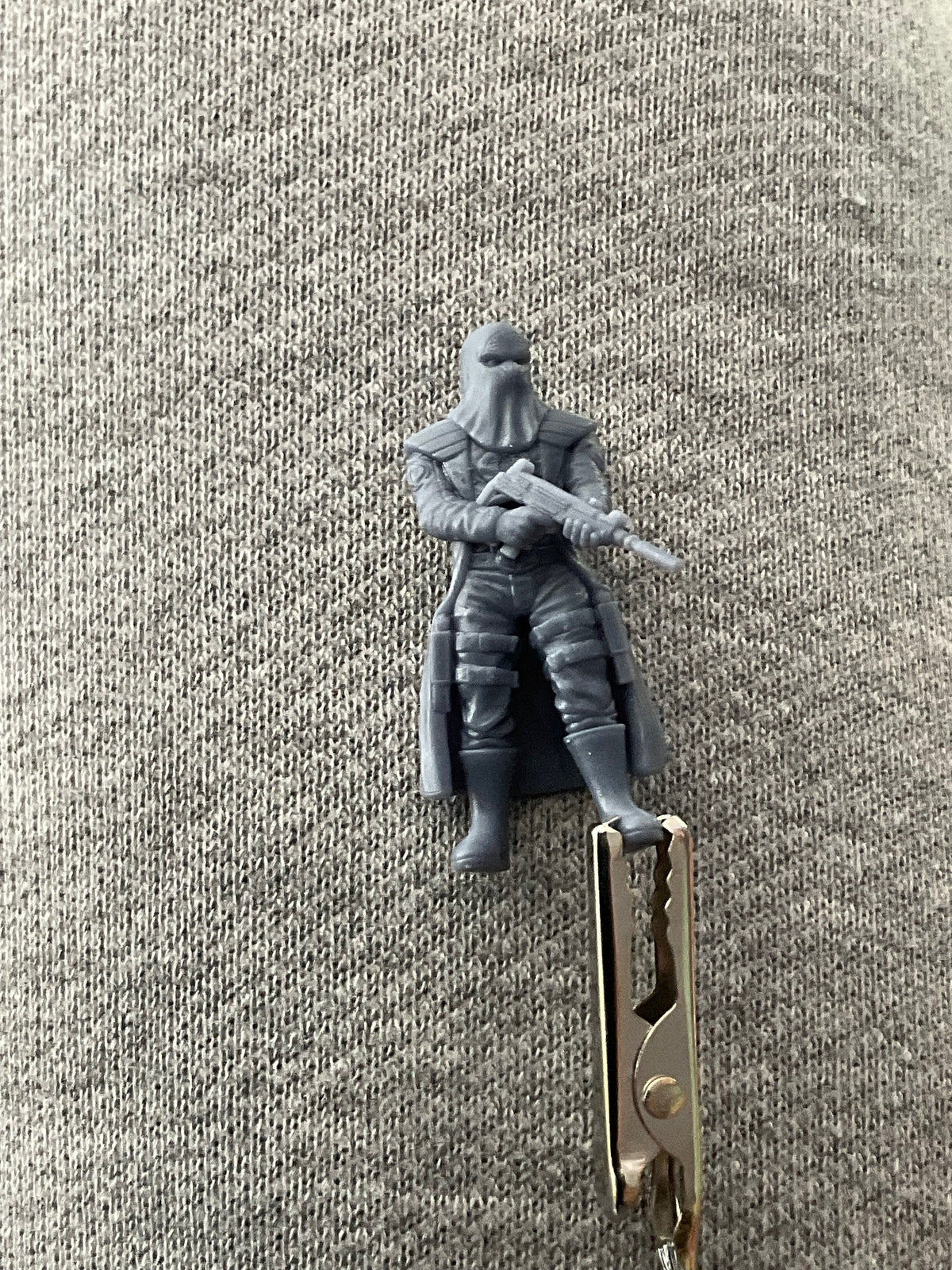 hooded commander - 35mm Scale DnD Miniature | Dungeons and Dragons | RN Estudio